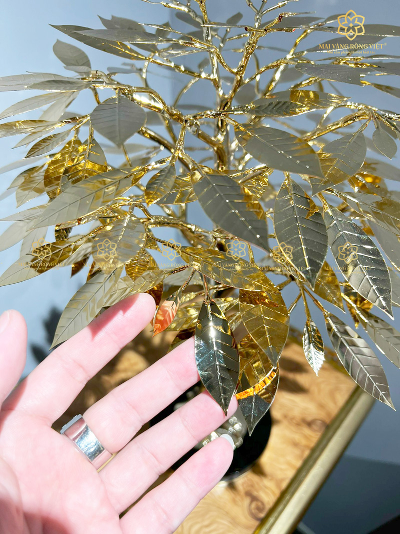 Cây cao su mạ vàng 24K của Mai Vàng Rồng Việt chế tác vô cùng tỉ mỉ, tinh xảo thể hiện rõ nét đến từng đường gân lá