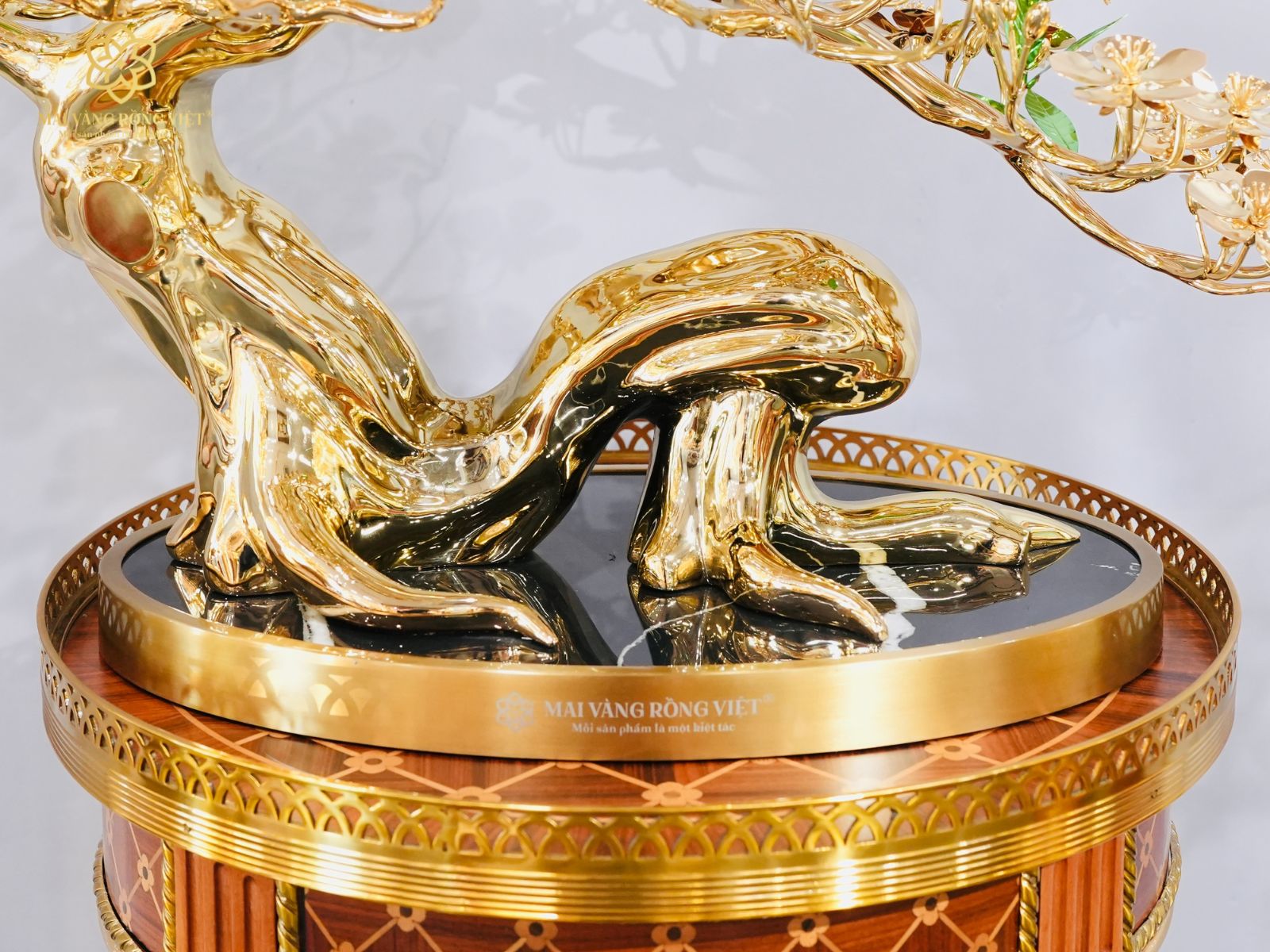 Đế thạch anh đen bóng của cây mai Kỳ Lân mạ vàng 24K