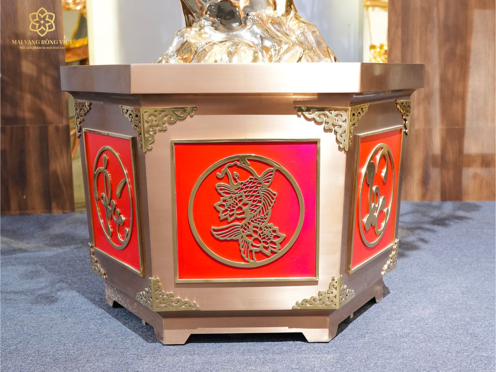 Biểu Tượng Cá Chép Trên Chậu Cây Đào Trường Xuân Mạ Vàng 24K Mix Rose Gold Cao 2,6 Mét