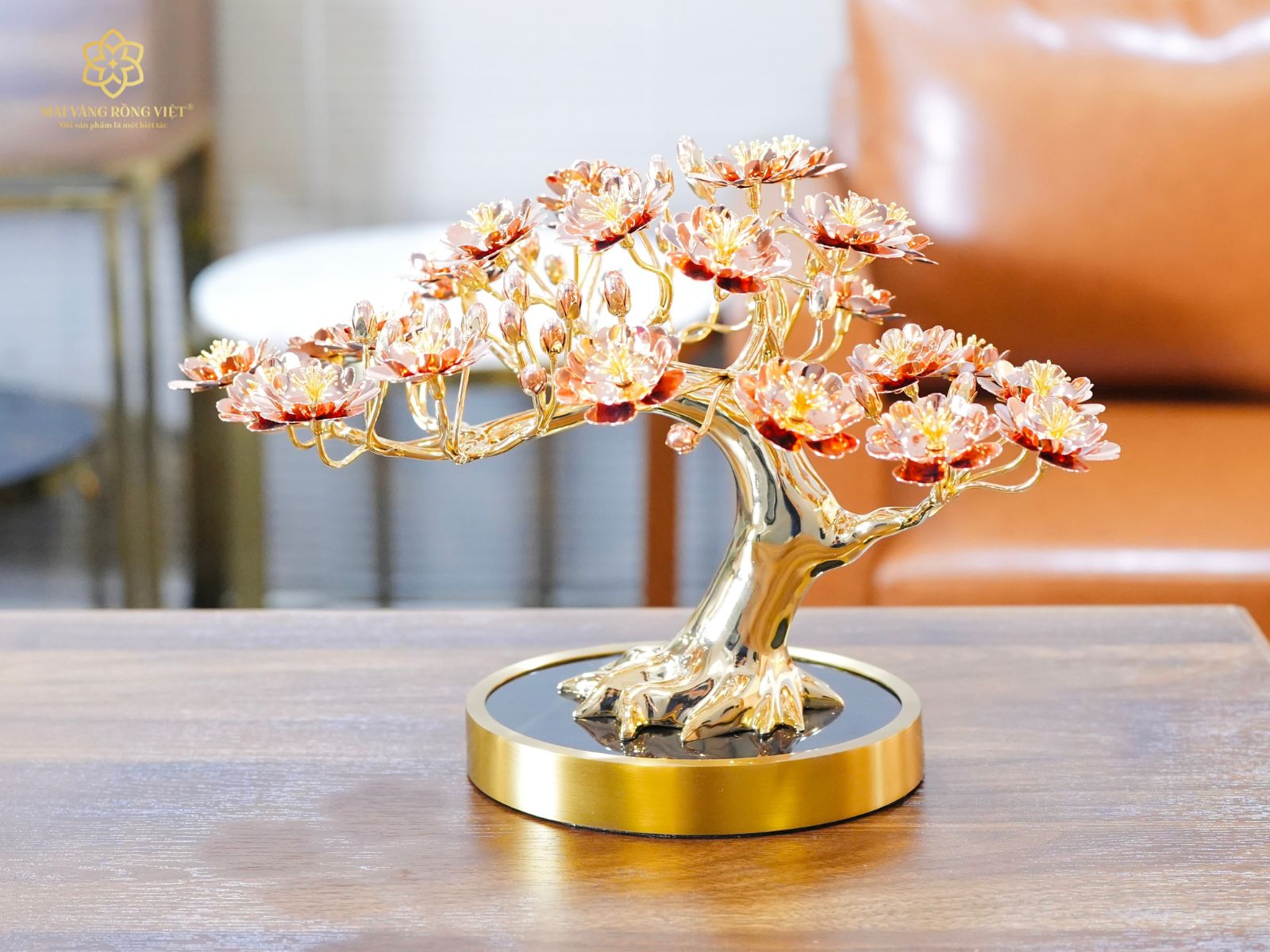 Cây đào Nghinh Phong khi đặt trên bàn làm việc