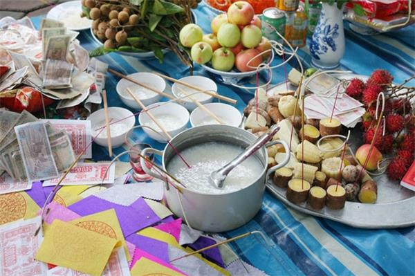 Vu Lan là để cầu siêu cho cha mẹ nhiều đời được siêu thoát, còn lễ Xá tội vong nhân là để cúng cho nhưng vong hồn không nơi nương tựa, không người thờ cúng