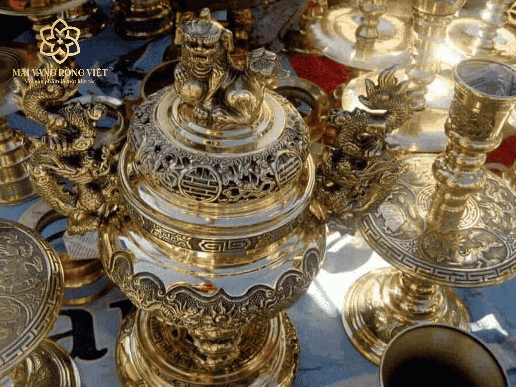 Khi đánh bóng đồ đồng tại nhà, bạn cần chú ý để tránh những rủi ro có thể làm hư hại sản phẩm