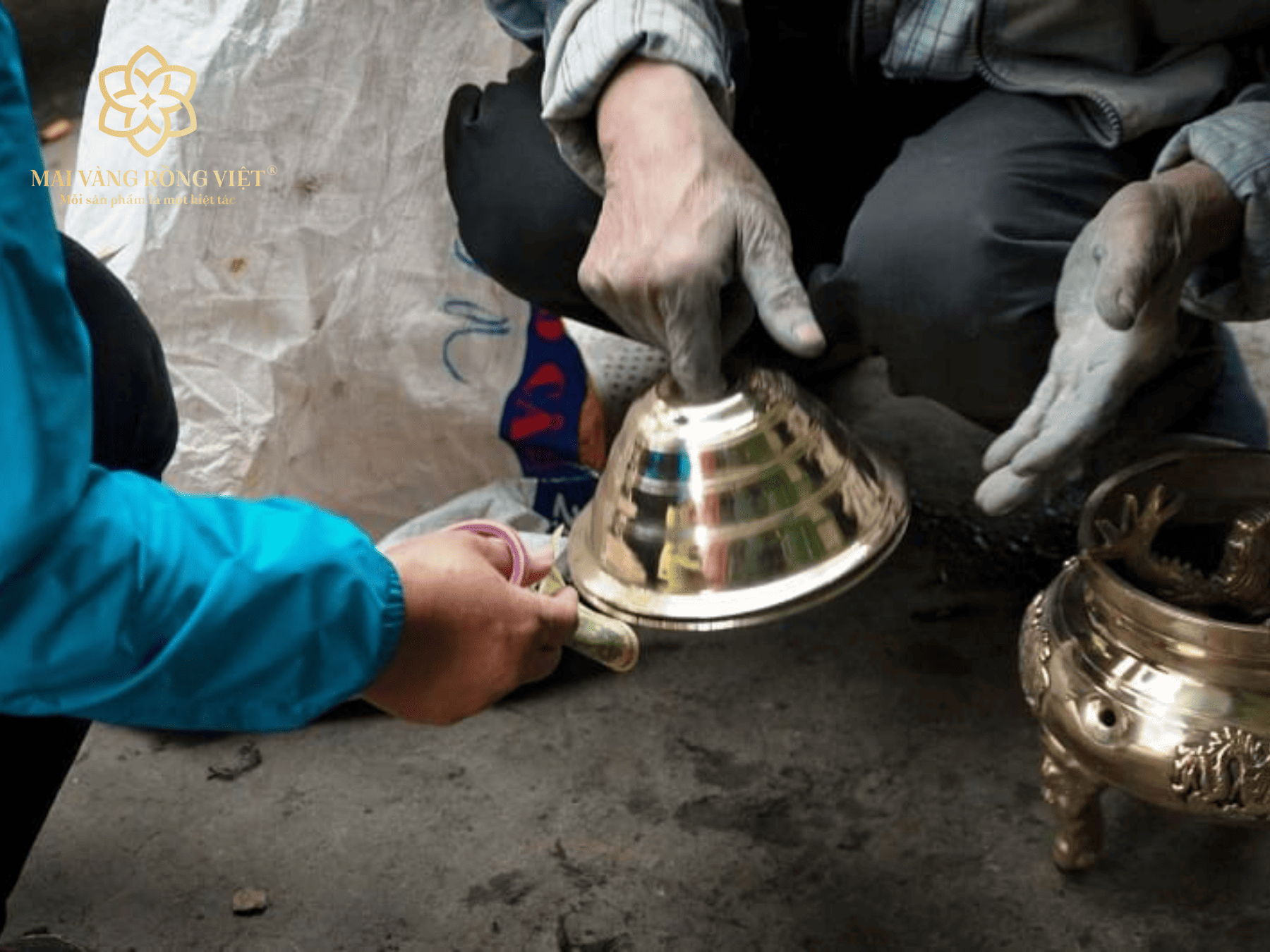 Để đánh bóng đồ đồng, bạn chỉ cần pha một ít tro nhuyễn với nước để tạo thành hỗn hợp sền sệt