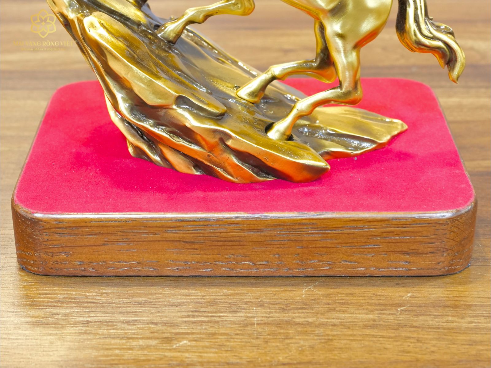 Đế gỗ phủ nhung đỏ của tượng song mã thịnh vượng bằng đồng cao 20cm