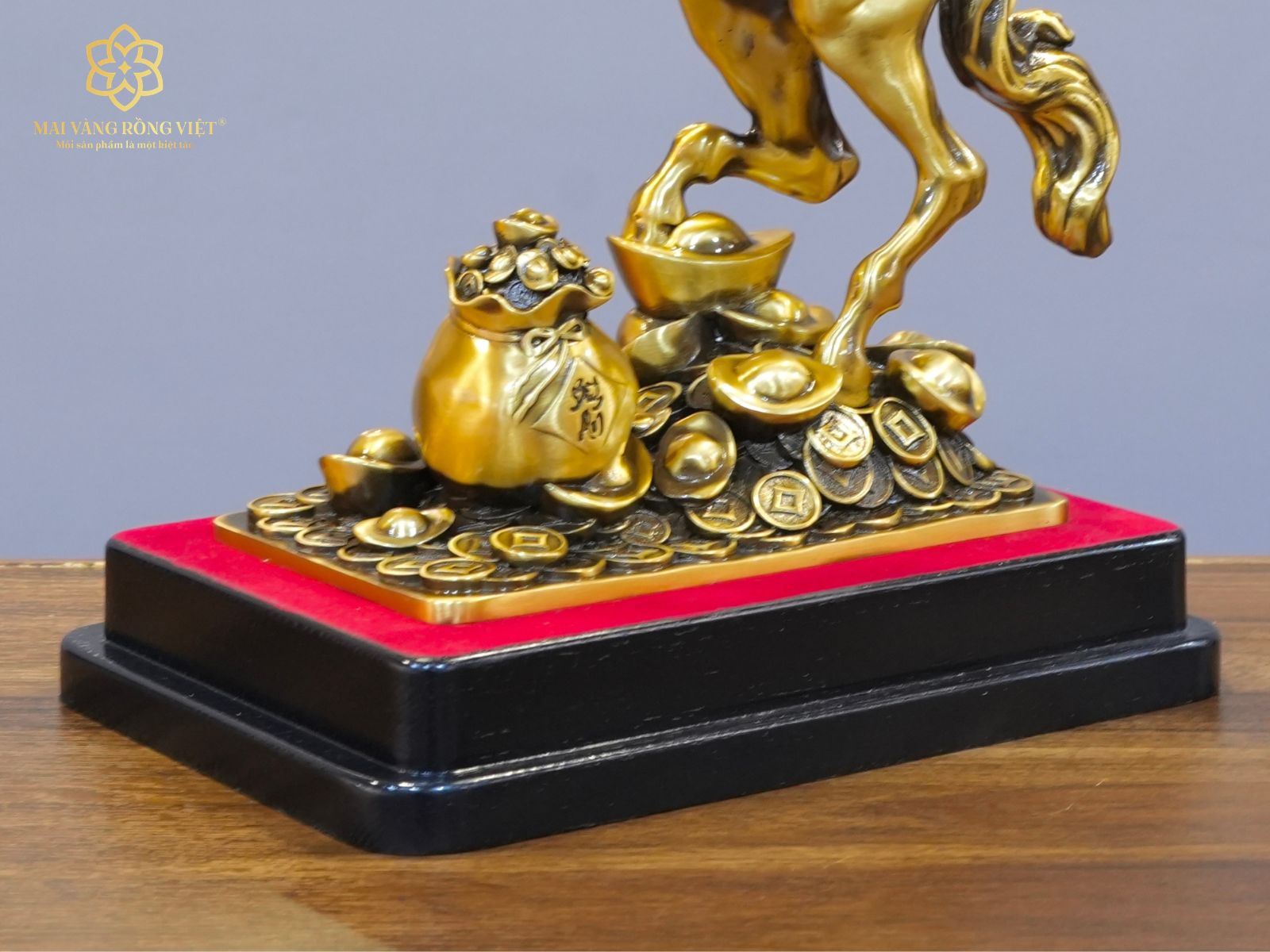 đế gỗ phủ nhung đỏ của tượng kim mã