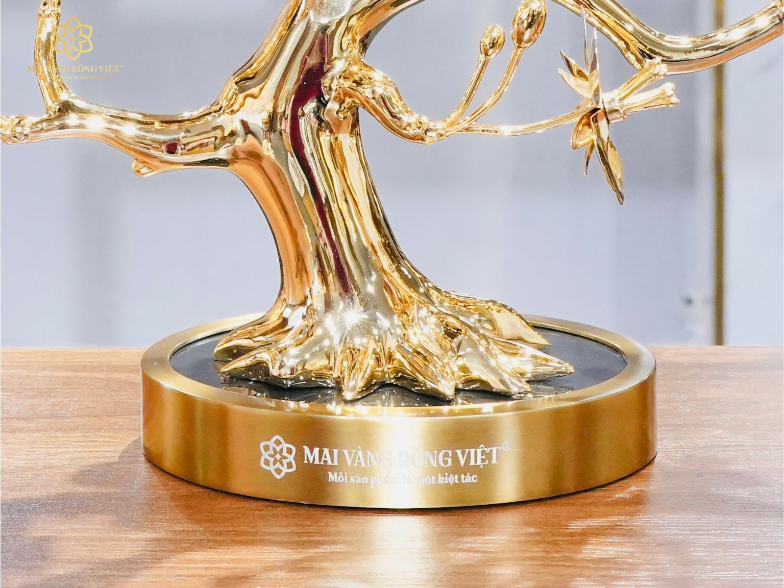 đế thạch anh đen bóng của cây Mai Nghinh Phong mạ vàng 24K