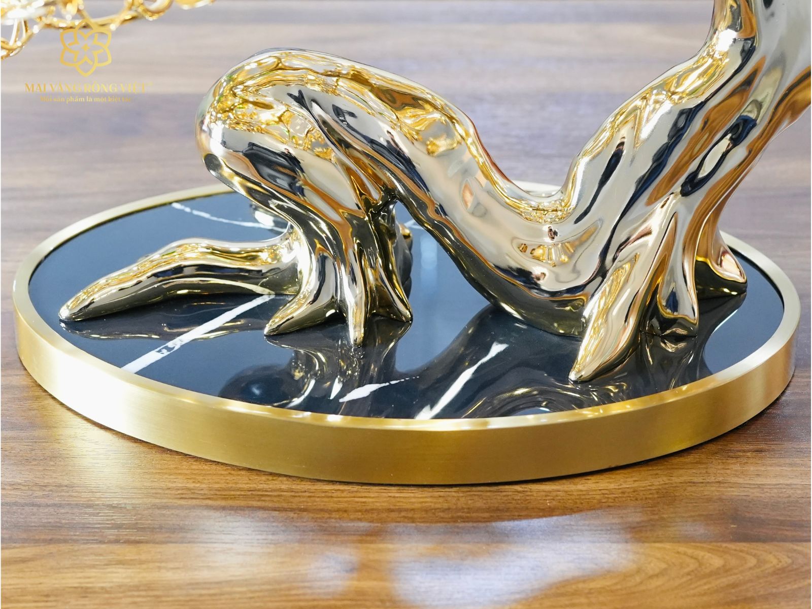 Đế thạch anh đen bóng của cây Đào Kỳ Lân mạ vàng 24k mix rose gold