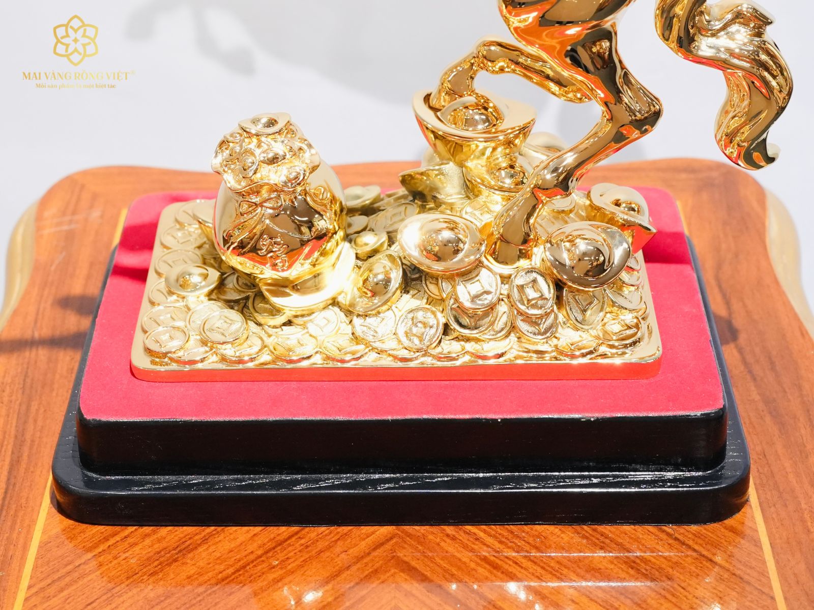 Đế gỗ lót nhung đỏ của tượng Kim Mã Chiêu Tài