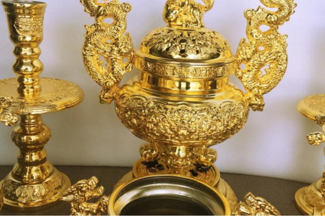 Đồ thờ cúng mạ vàng được phủ lớp vàng 24k mang màu sắc sang trọng