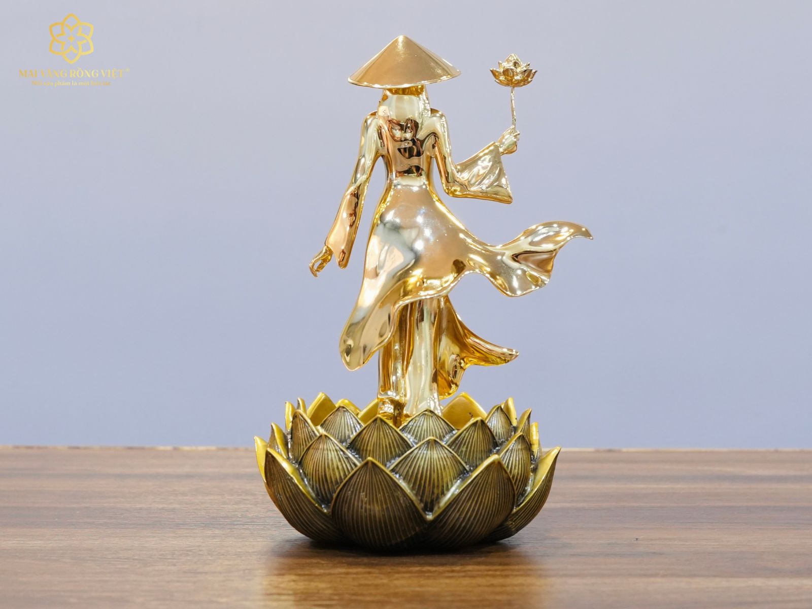 Mặt sau tượng Đóa Sen Thiếu Nữ Việt Nam