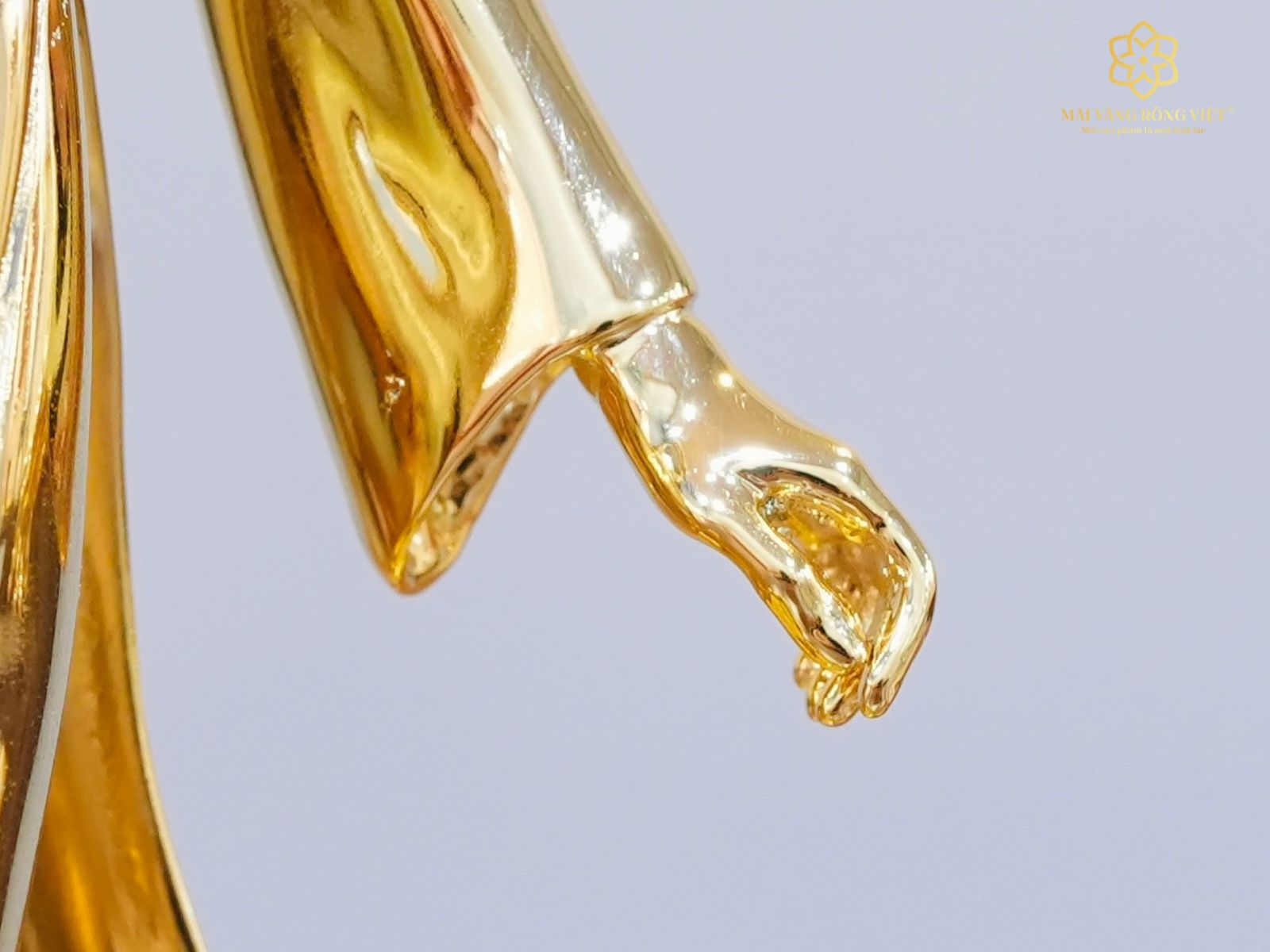 Chi tiết tay của tượng Đóa Sen Thiếu Nữ Việt Nam