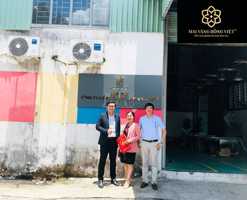 Đội ngũ nhân viên tư vấn nhiệt tình hỗ trợ khách hàng lựa chọn sản phẩm đúc đồng theo yêu cầu