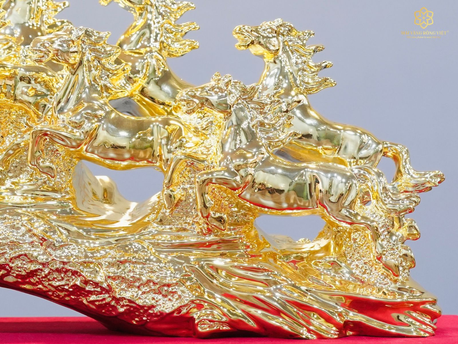 8 chú ngựa phi trong gió tượng trưng cho ý chí mạnh mẽ để chinh phục đỉnh cao