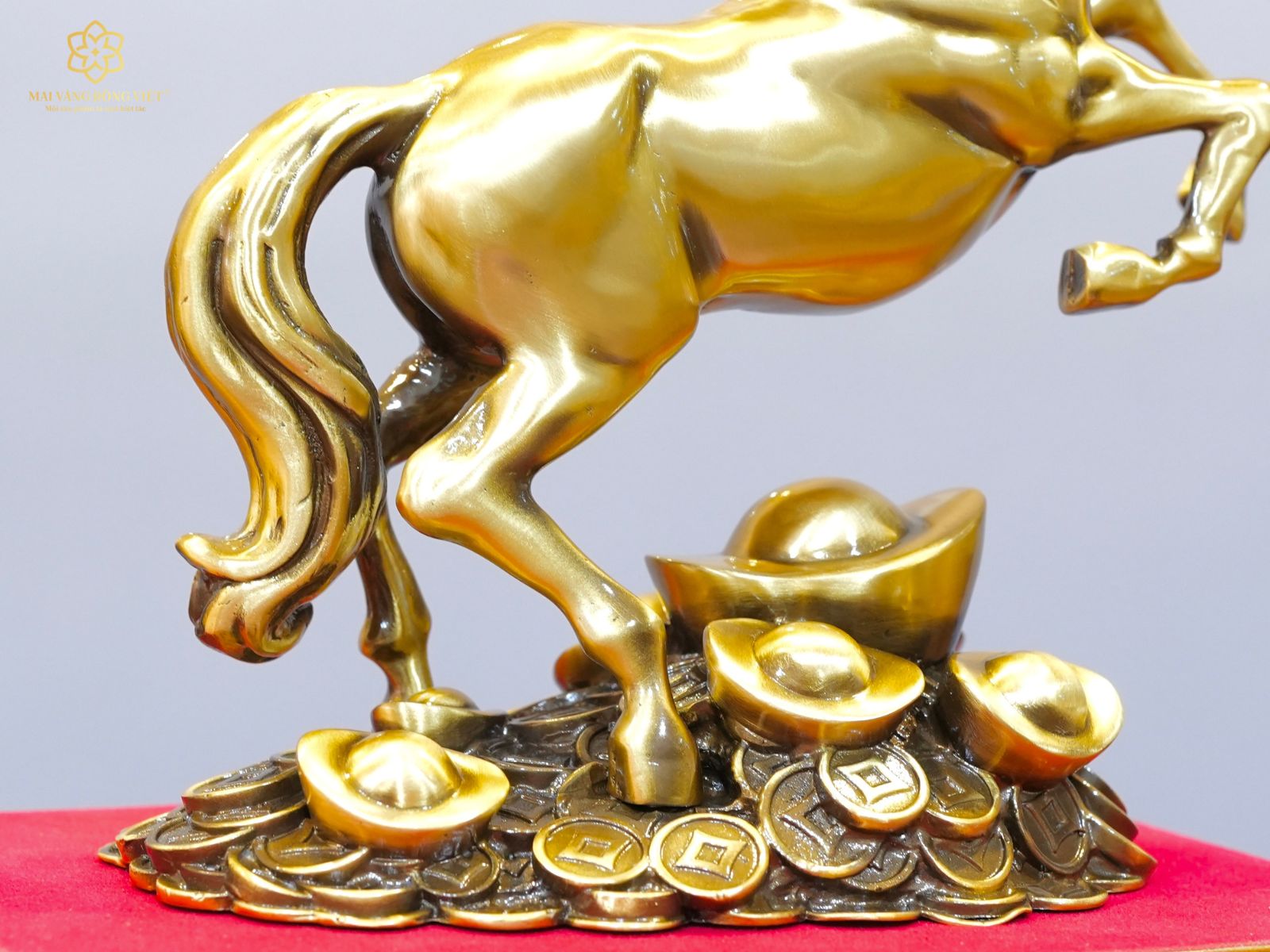 Núi vàng của tượng Kim Mã Đại Phát bằng đồng màu cổ điển cao 20cm