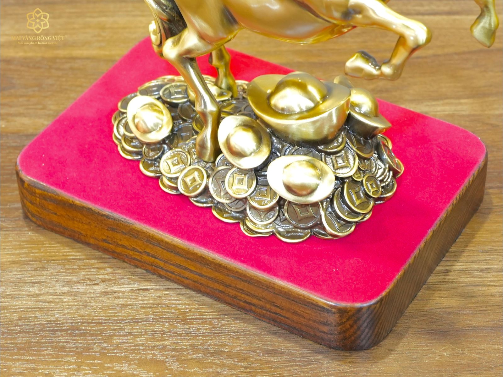 Đế gỗ của tượng Kim Mã Đại Phát bằng đồng màu cổ điển cao 20cm