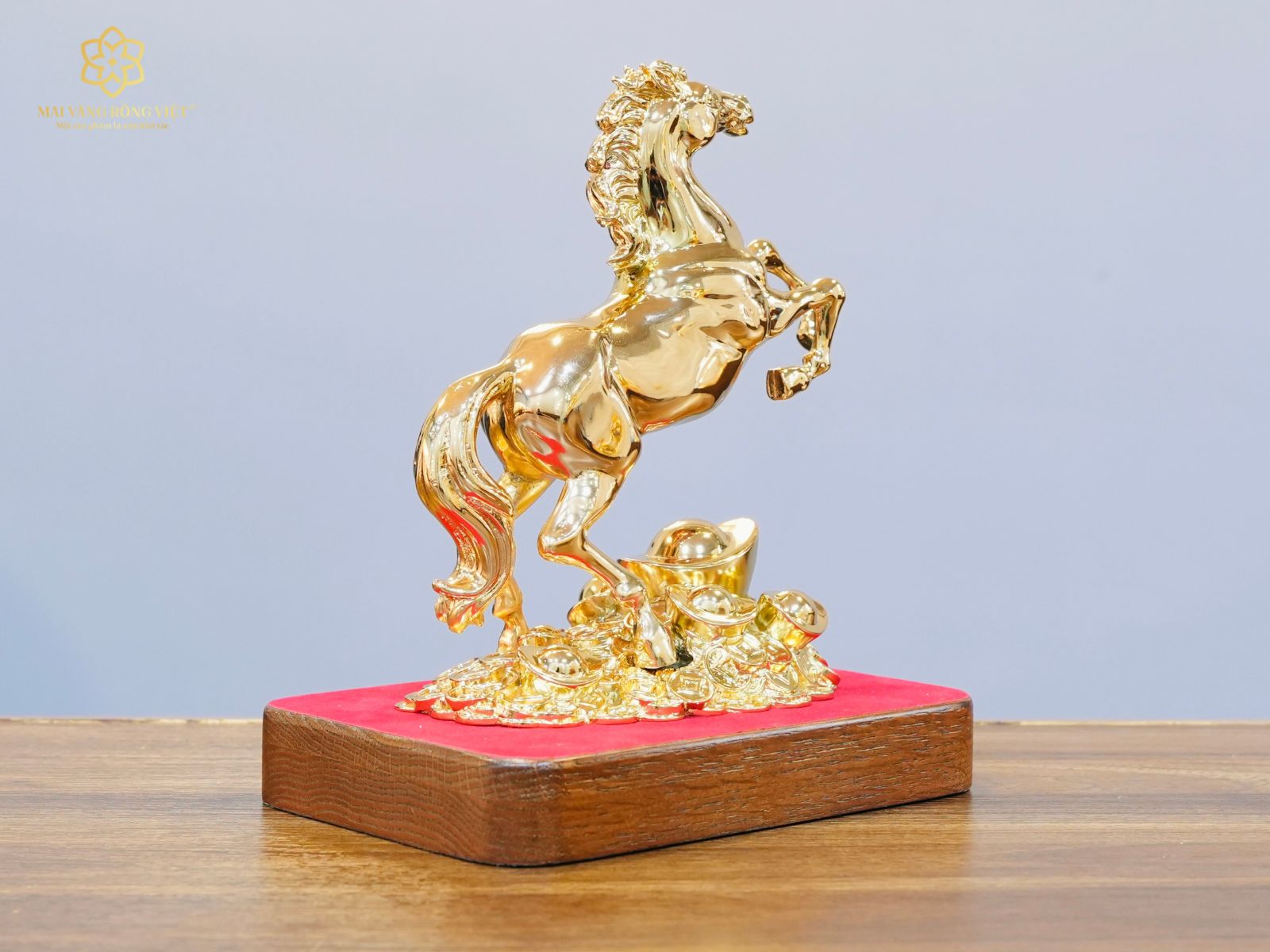 Tượng ngựa Kim Mã Đại Phát bằng đồng mạ gold cao 20cm phía sau