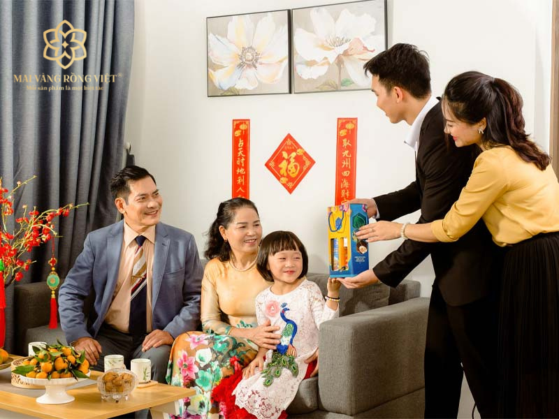 Tặng quà biếu Tết cho bố mẹ người yêu luôn là một thử thách đòi hỏi sự khéo léo và tinh tế