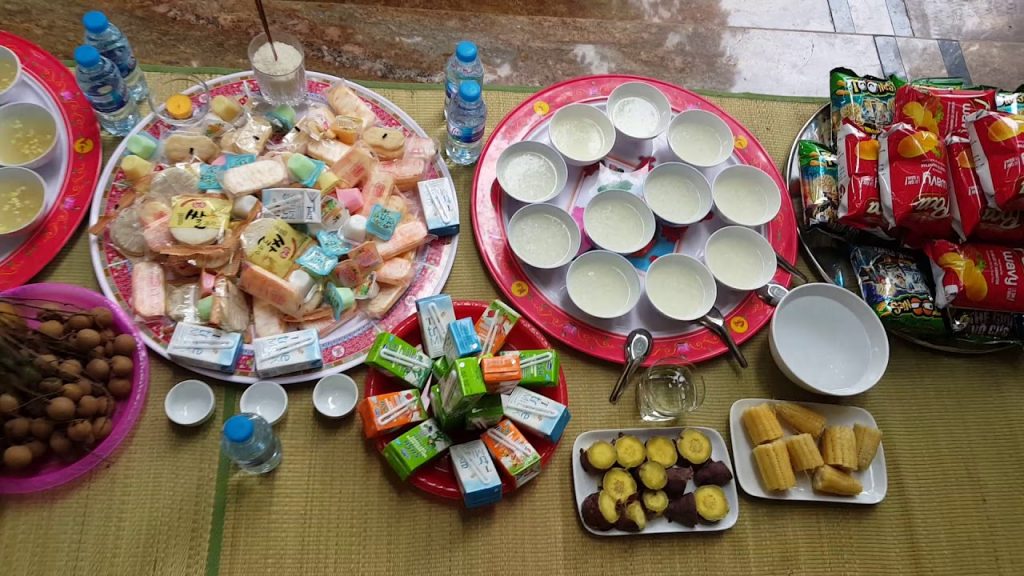 Mâm cúng chúng sinh của người Việt