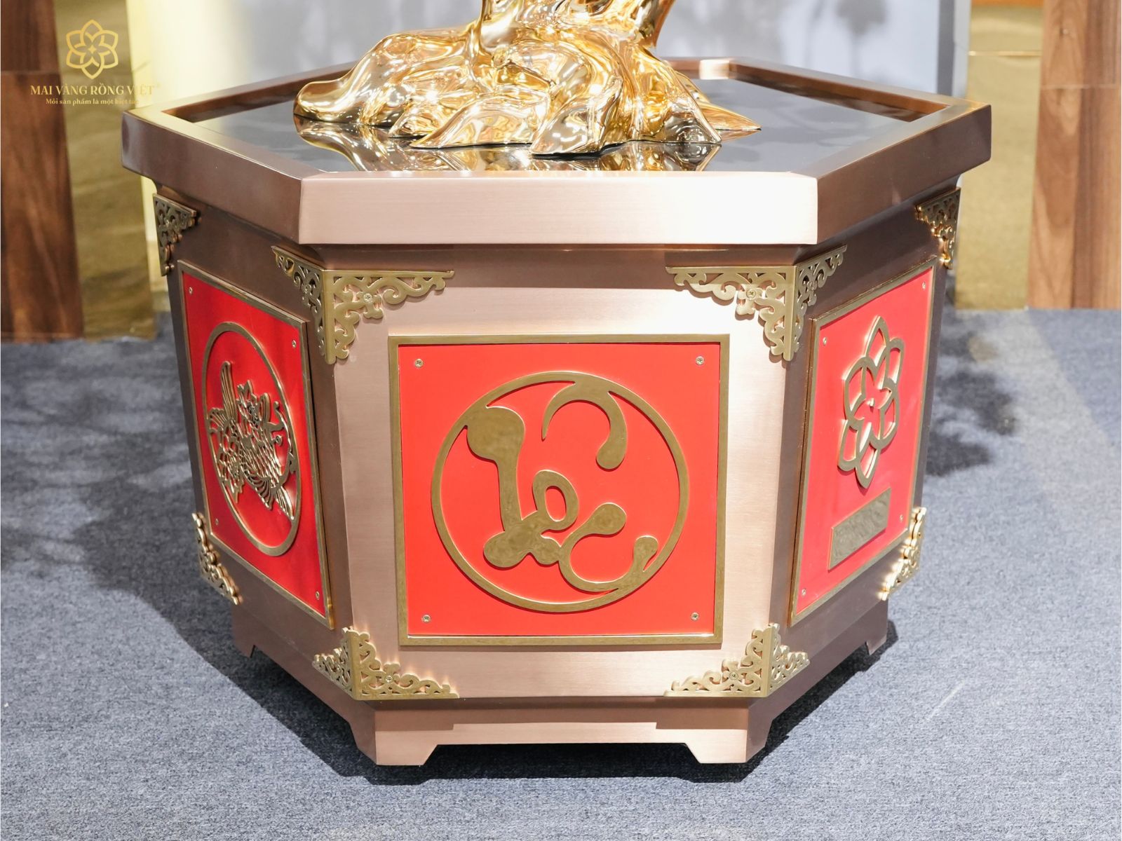 Mặt hoa văn chữ Lộc trên chậu cây Đào Phước Lộc