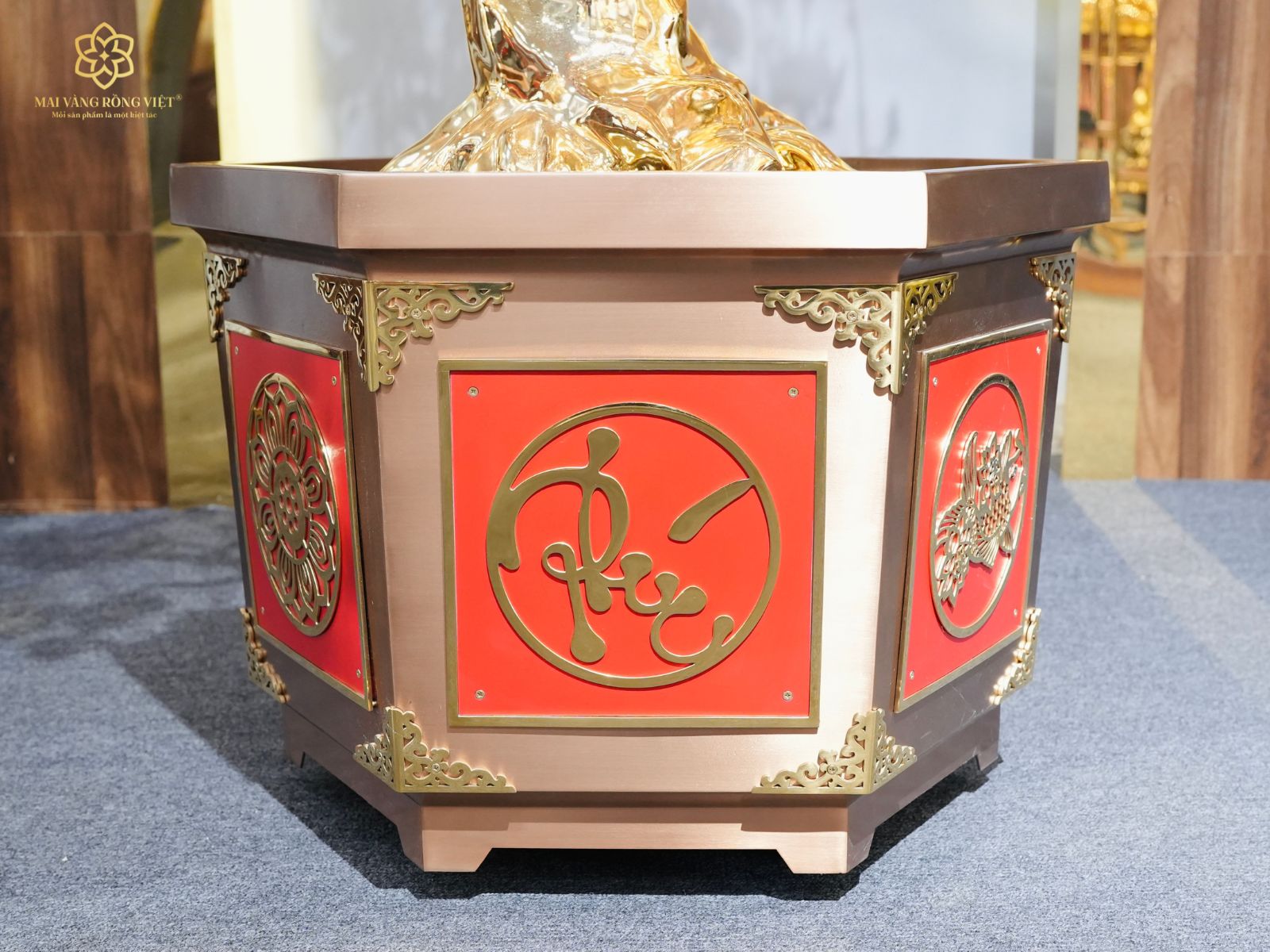 Mặt hoa văn chữ Phúc trên chậu cây Đào Phước Lộc