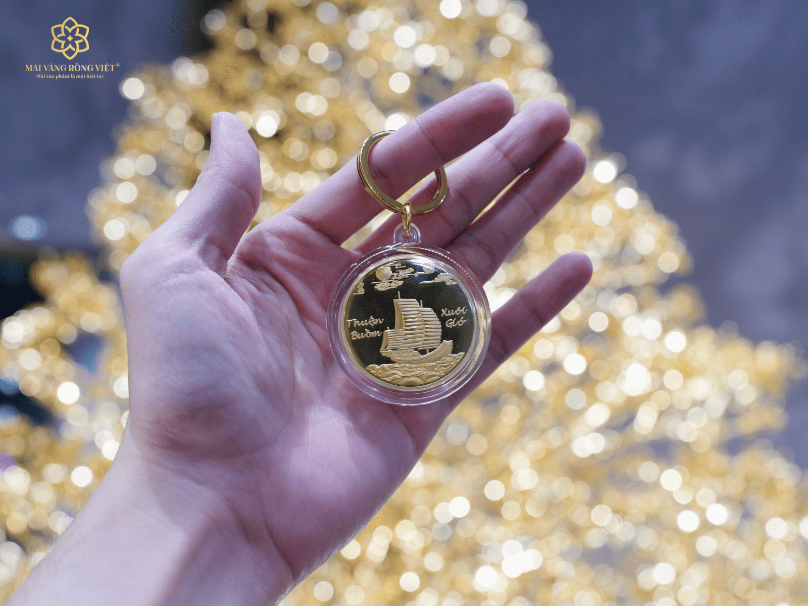 Móc Khóa Thuận Buồm Xuôi Gió trên tay