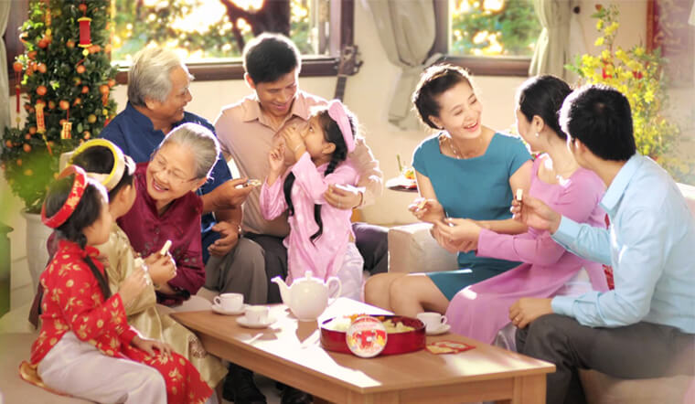 Tết đến cũng là dịp để con cháu thể hiện tình yêu, sự quan tâm của mình đến ông bà, cha mẹ qua những câu chúc tết hay