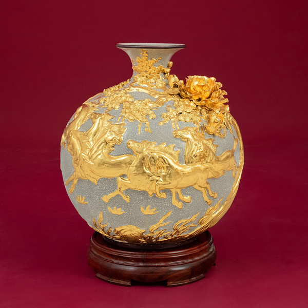 Dát vàng yêu cầu độ tỉ mỉ và tay nghề cao, giá thành cũng đắt hơn với mạ vàng