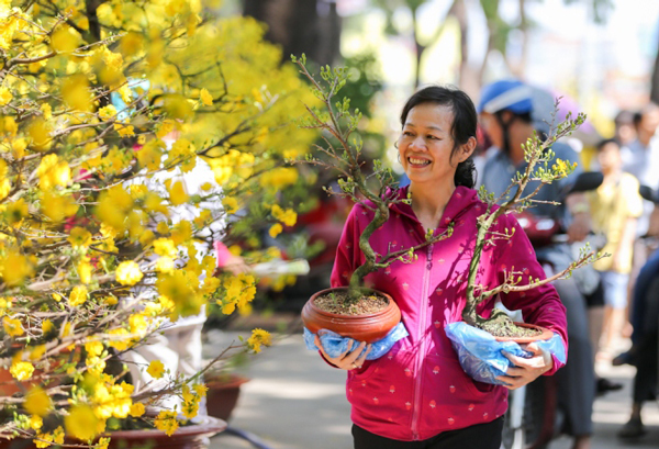 Đi dạo chợ hoa tết là một hoạt động không thể thiếu trong những ngày Tết