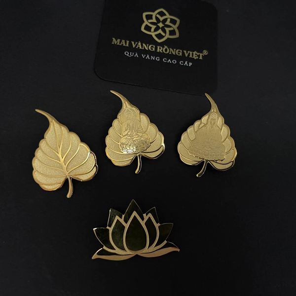 Ngay cả với những sản phẩm có kích thước nhỏ như pin cài áo, quy trình xử lý bề mặt vật liệu vẫn được thực hiện chỉn chu, chi tiết