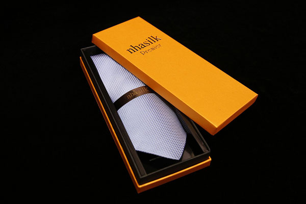 Cà vạt lụa là quà tặng ngoại giao được ưa chuộng dành tặng đối tác nam