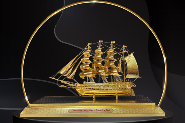Thuyền buồm dát vàng 24K chắc chắn là món quà tặng phong thủy để bàn làm việc không ai có thể chối từ