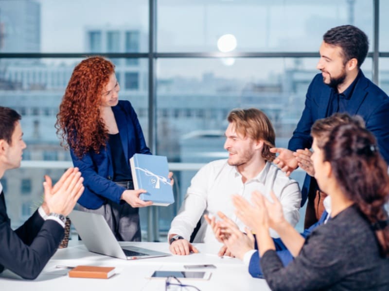 Những món quà tặng sếp phù hợp sẽ giúp bạn xây dựng mối quan hệ tốt đẹp hơn với sếp