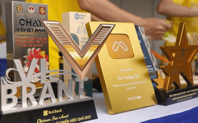 Quà tặng vinh danh vì những đóng góp xuất sắc