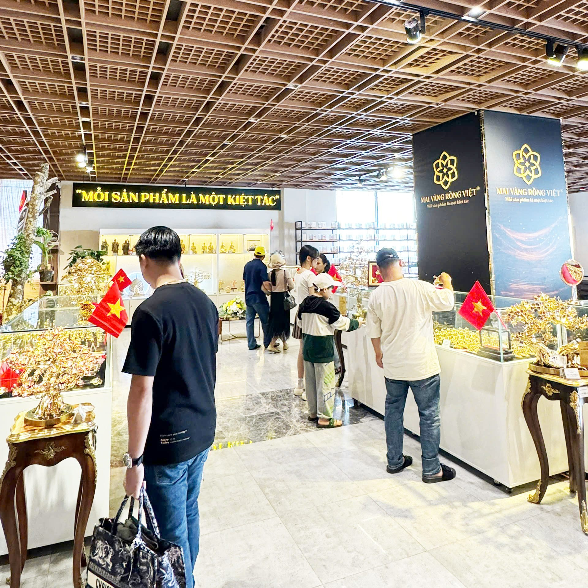 mua quà biếu người lớn tuổi ngày tết tại mai vàng rồng việt