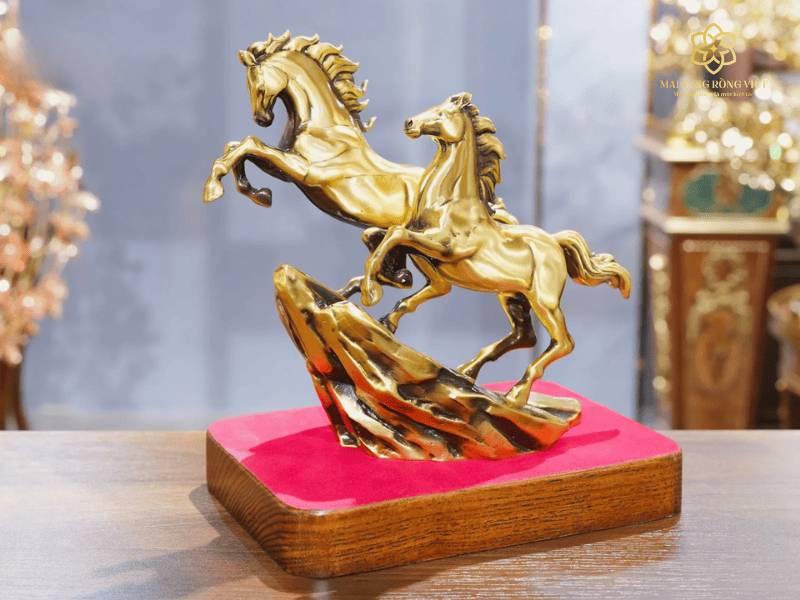 Song Mã thịnh vượng mạ cổ điển