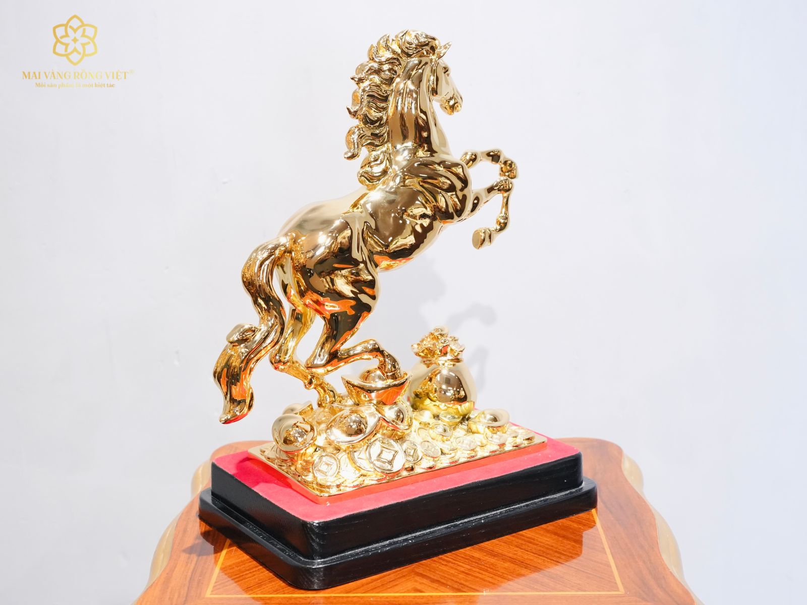 Thiết kế tượng kim mã chiêu tài góc nghiên sau
