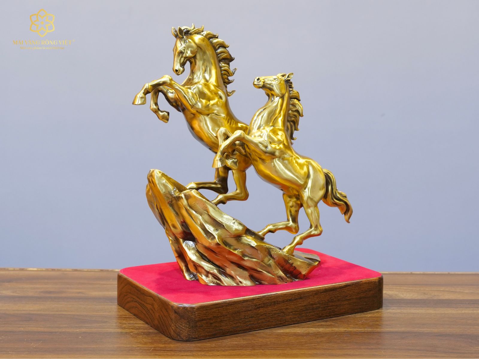 Phía trước tượng song mã thịnh vượng bằng đồng mạ cổ điển cao 30cm