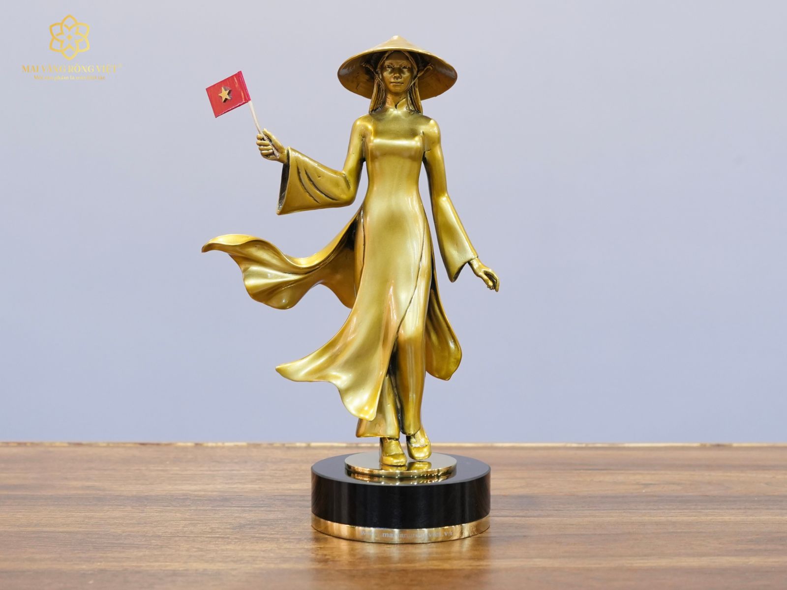 Tổng thể tượng Thiếu Nữ Việt Nam Cầm Cờ Đế Pha Lê