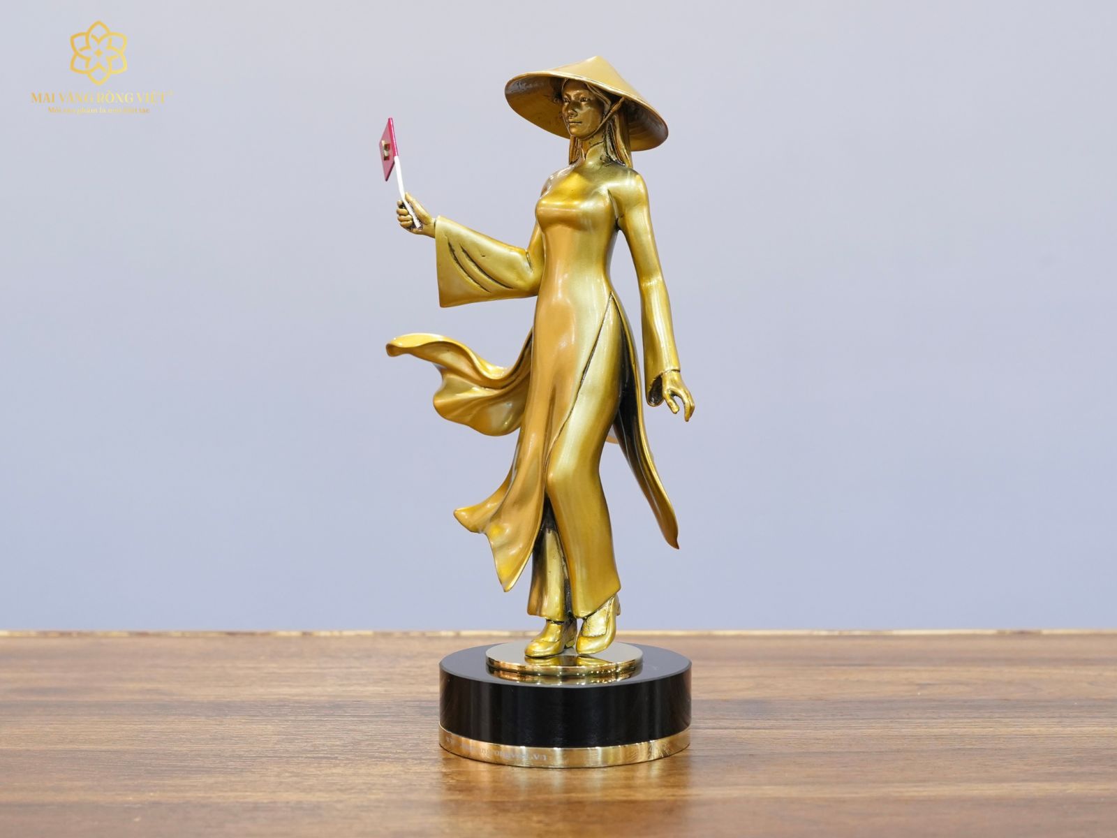 Ý nghĩa tượng Thiếu Nữ Việt Nam Cầm Cờ Đế Pha Lê