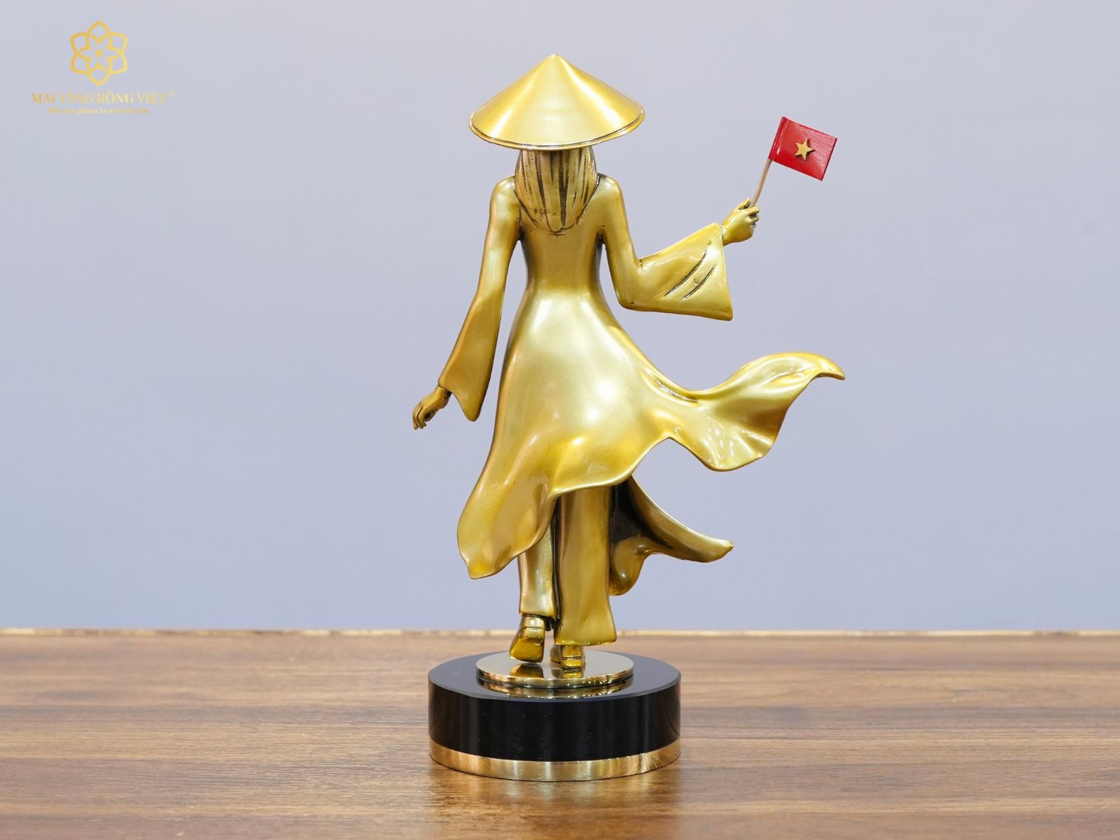 Mặt sau tượng Thiếu Nữ Việt Nam Cầm Cờ Đế Pha Lê