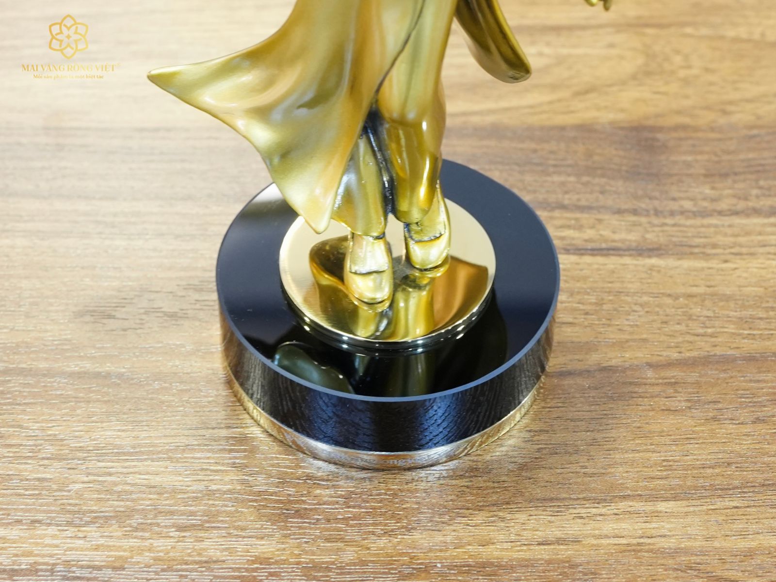 Đế pha lê tượng Thiếu Nữ Việt Nam Cầm Cờ Đế Pha Lê