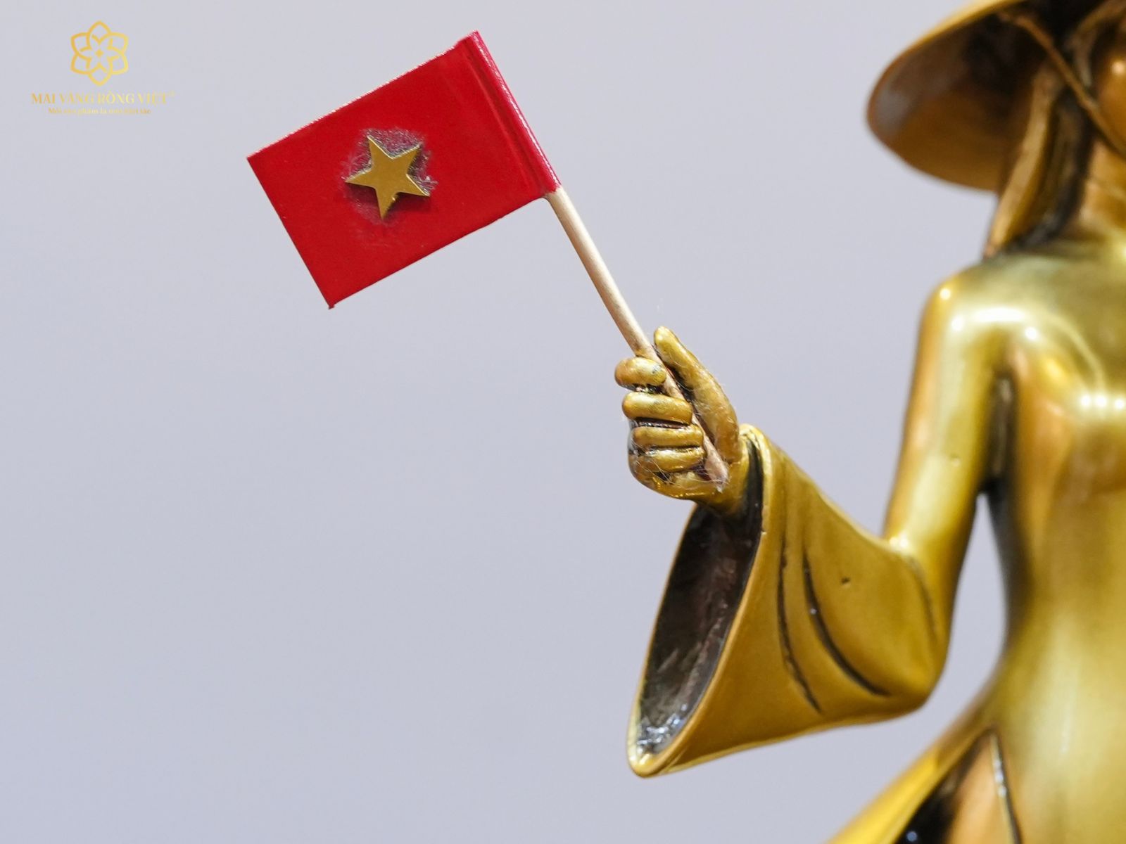 Lá cờ tượng Thiếu Nữ Việt Nam Cầm Cờ Đế Pha Lê