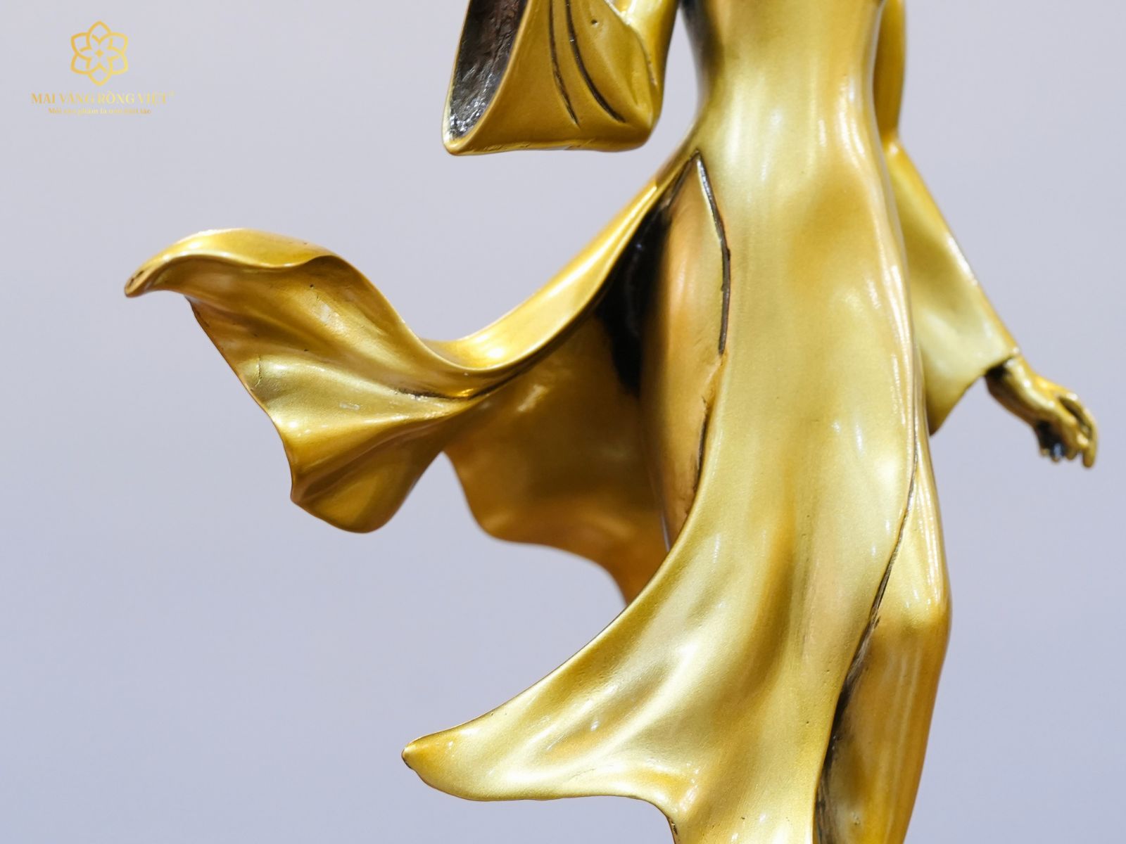 Áo dài tượng Thiếu Nữ Việt Nam Cầm Cờ Đế Pha Lê