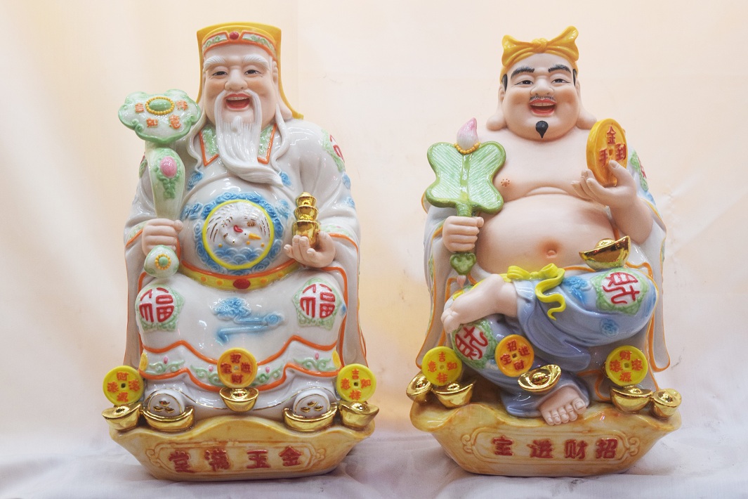 Thần Tài (bên trái) được tái hiện theo hình ảnh của vị quan nên có trang phục trang nghiêm hơn và  chòm râu dài