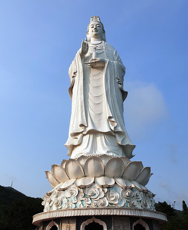 Tượng Quan Thế  Âm tại chùa Linh Ứng, Sơn Trà, Đà Nẵng, đây là bức tượng Quan Âm cao nhất ở Việt Nam