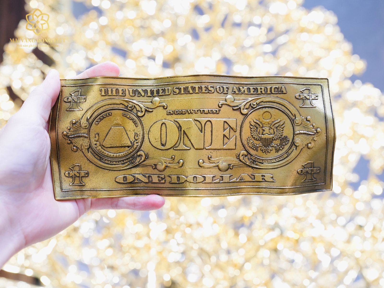 Trên tay tờ 1 dollar mặt sau màu cổ điển