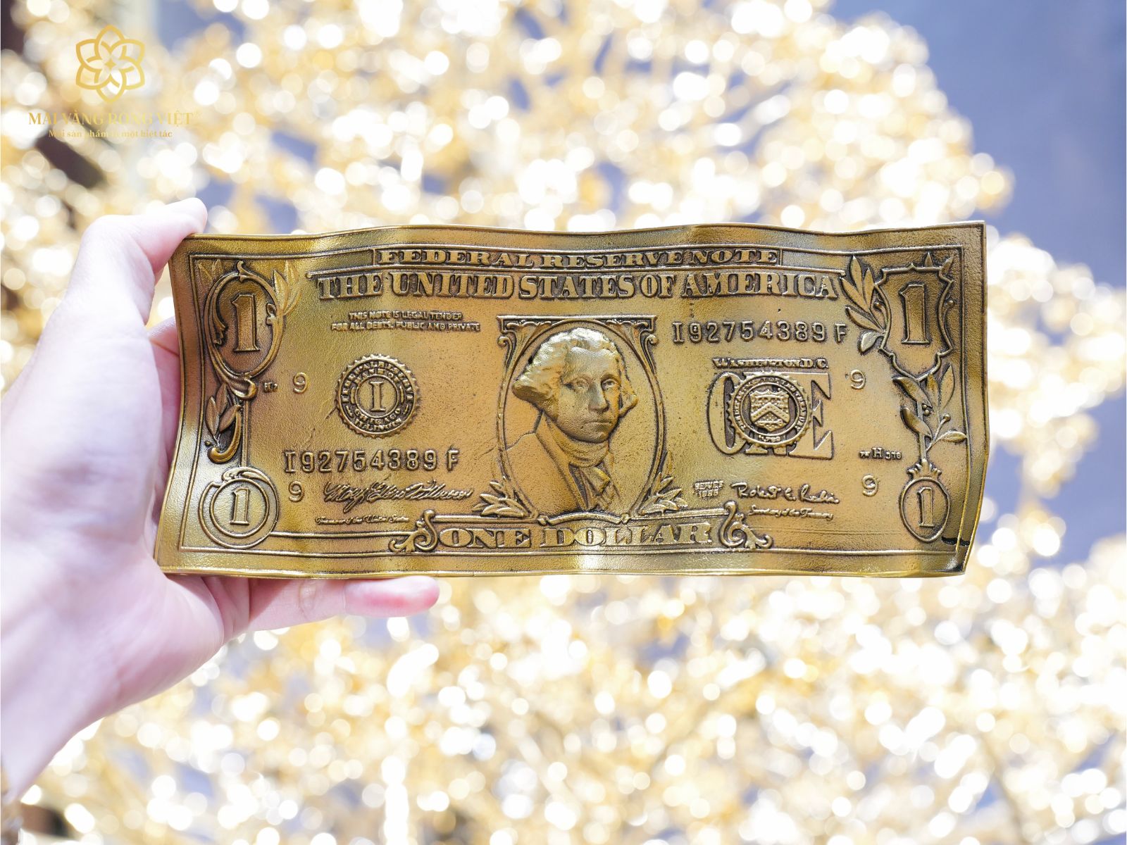 Trên tay tờ 1 dollar mặt trước màu cổ điển