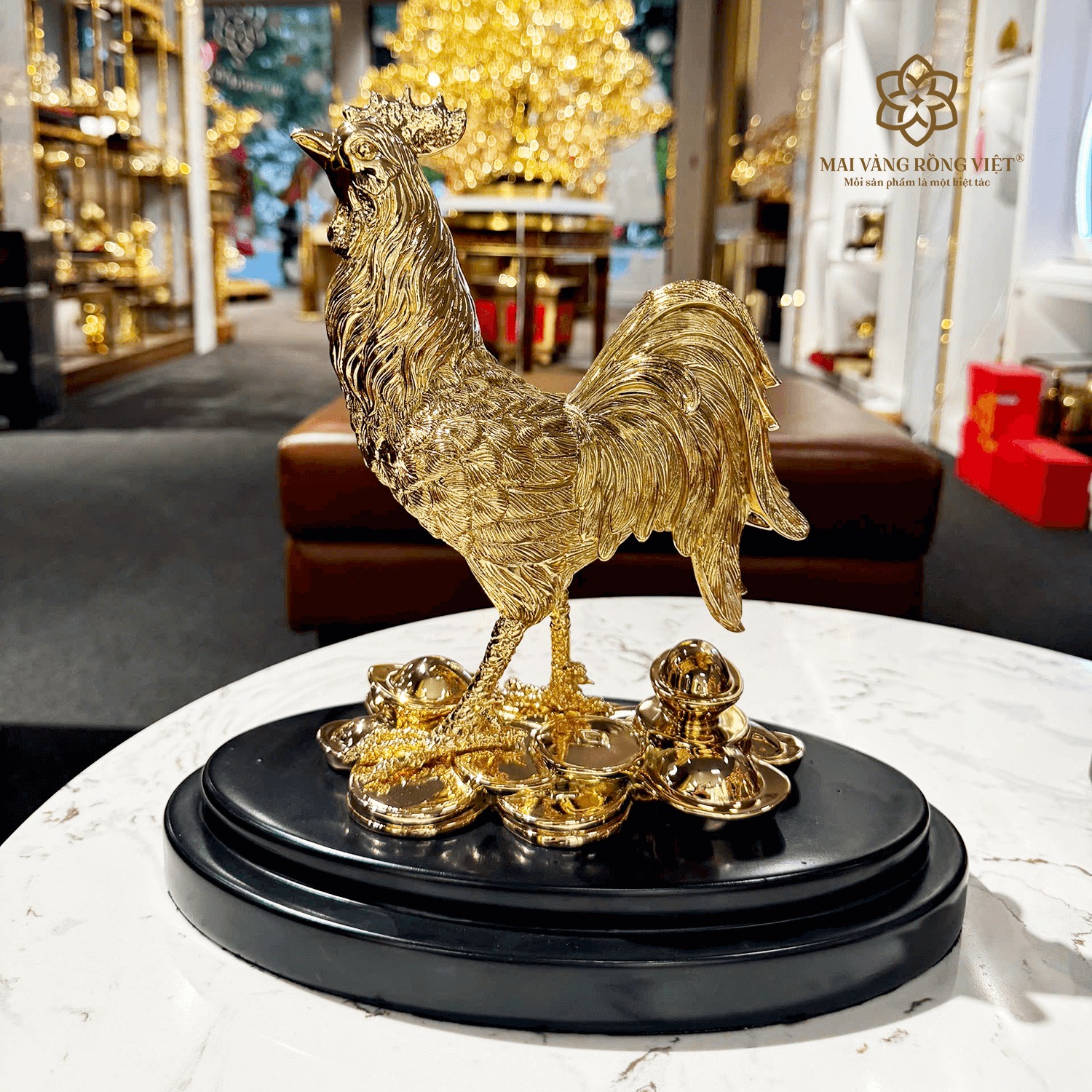 Với thiết kế tinh xảo và mạ vàng sang trọng, tượng gà trống sẽ mang đến năng lượng tích cực trong không gian sống, thể hiện mong cầu sự nghiệp đi lên và mọi điều được như ý.