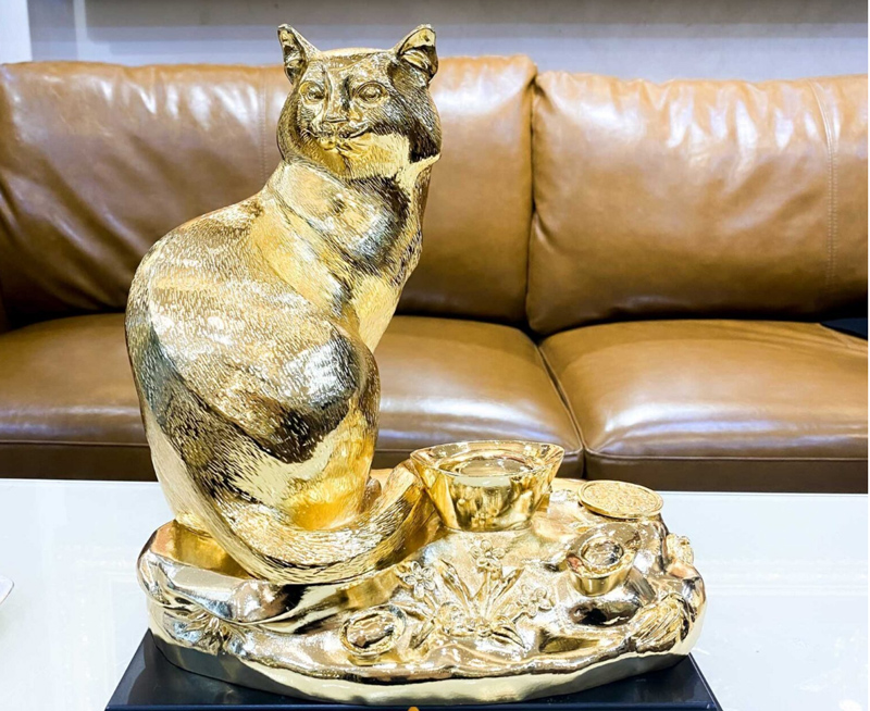 Đặt tượng mèo phng thủy những nơi cao ráo, sạch sẽ và hướng về phía Đông hoặc Đông Nam, hướng ra cửa chính