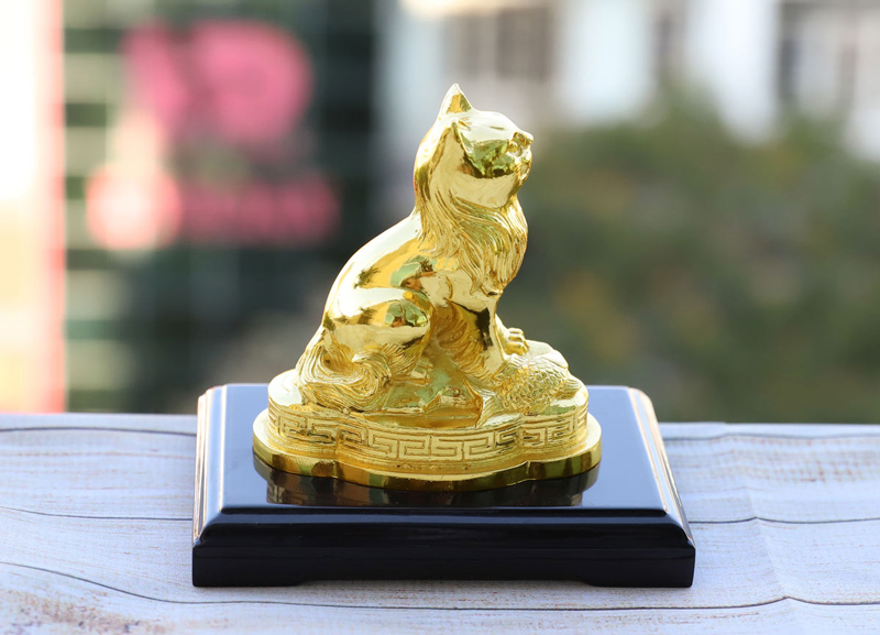 Tượng mèo phong thủy hỗ trợ chủ phẩm phá bỏ điềm xấu, thu hút tài lộc và vận khí tốt